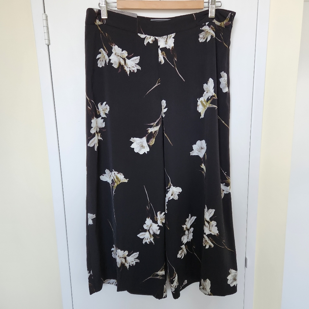 NWT Le Chateau Black Floral Cropped Wide Leg Pant - Picture 2 of 10